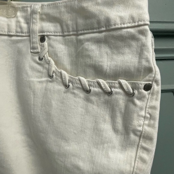 Torrid White Denim Shorts Sz 26 EUC Curvy Plus - Picture 4 of 4